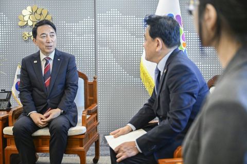 충남 상급종합병원 확대 서명 5만1086명…박수현 지사 동참, 복지부에 서명부 제출