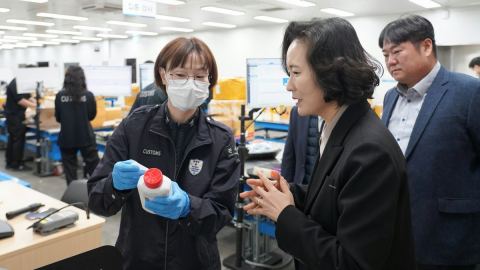 관세청, 인천공항 특송센터 마약검사 점검…올해 1~9월 특송 마약 196건·427kg 적발