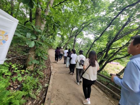 공주시, 5~11월 '주미산 헬스투어' 운영…슬로우 조깅·맨발 걷기·숲 명상 체험