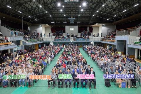아산시, 어버이날 기념행사 성황…800여 명 참석, 난타·K팝댄스·합창 '어우러짐'