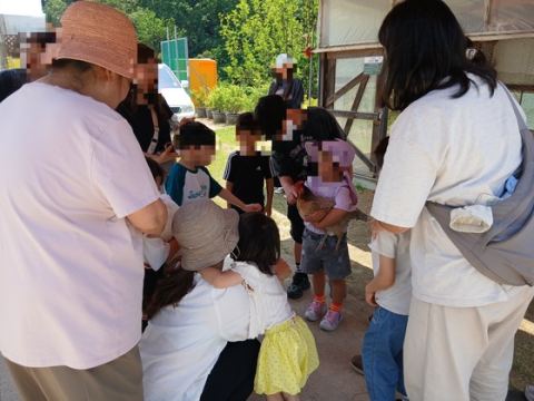 천안시 드림스타트, 영유아 가족 맞춤 프로그램 '꼼지락' 운영…유정란 농장 오감 체험