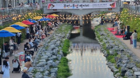 공주시 야외 도서관 '꽃멍+물멍 책자리' 성황…충남역사박물관·제민천서 벚꽃·물멍 독서 체험