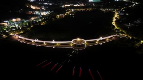아산 신정호 '달빛누리교' 야간 경관조명 본격 운영…음악·레이저 어우러진 야간 명소 부상