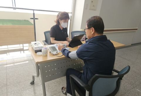 공주시, 65세 이상 300명 스마트폰 '오늘건강' 앱·혈압계 연동 6개월 비대면 건강관리