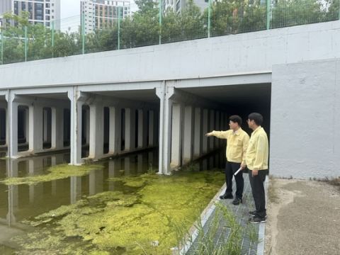 아산시, 장마철 대비 유수지·저류지 현장점검…배수로 퇴적물·수문 작동 상태 중점 확인