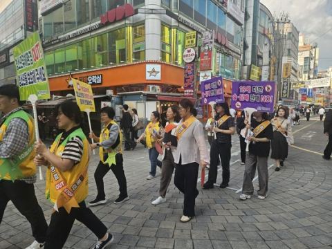 천안시, 청소년의 달 맞아 신부동 일대 유해환경 민·관 합동점검…무인 자판기 성인인증 집중 확인