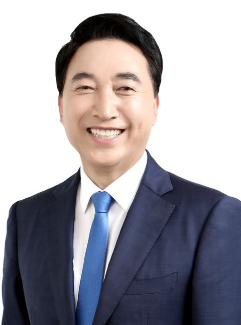 박수현 충남지사, 취임 첫날 '충효예 충청정신·통하는 도지사실' 계획 서명