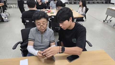 충남도, 공주서 청소년·어르신 1대1 'AI 세대공감교육'…디지털 격차 해소