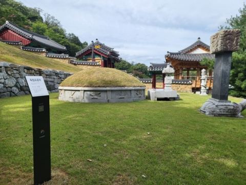 국가보훈부, 전국 독립유공자 산재 묘소 50기에 스마트 안내판 설치…QR코드 공훈 연결