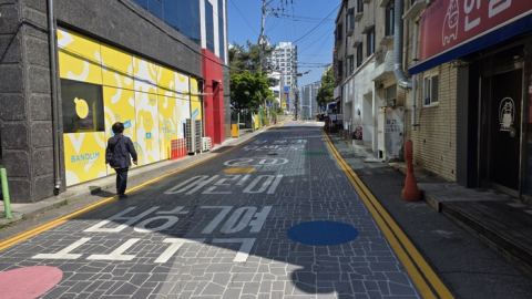 천안 삼은초 앞 190m '보행자 우선도로' 지정…바닥신호등·블록 포장 6600만 원 정비 완료