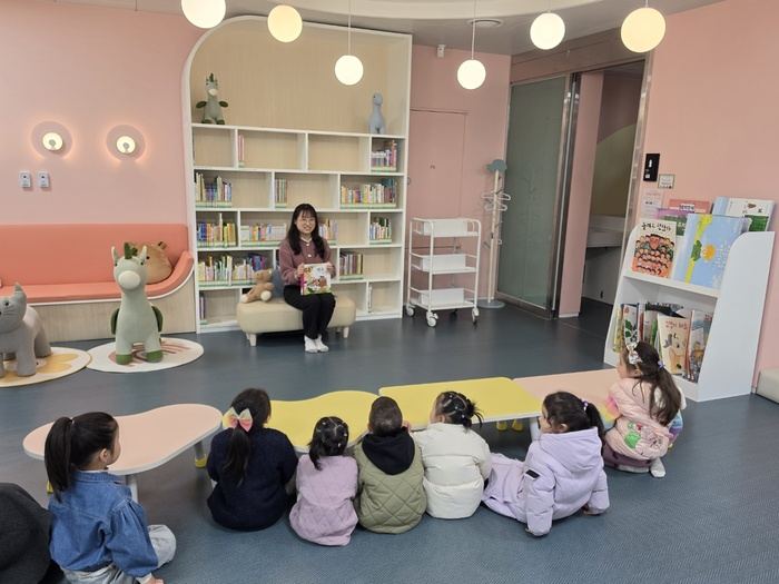 천안직산도서관, ‘꿈꾸는 도서관’ 유아 견학 프로그램 운영
